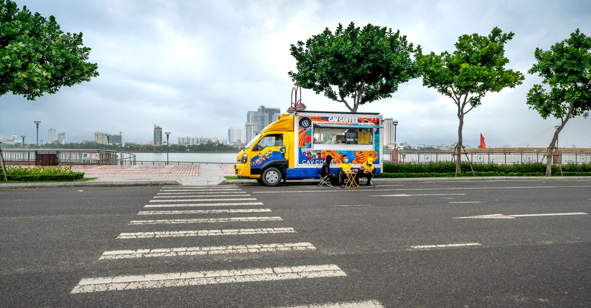 Crêpier ambulant préparant des galettes sur un bilig à Nantes