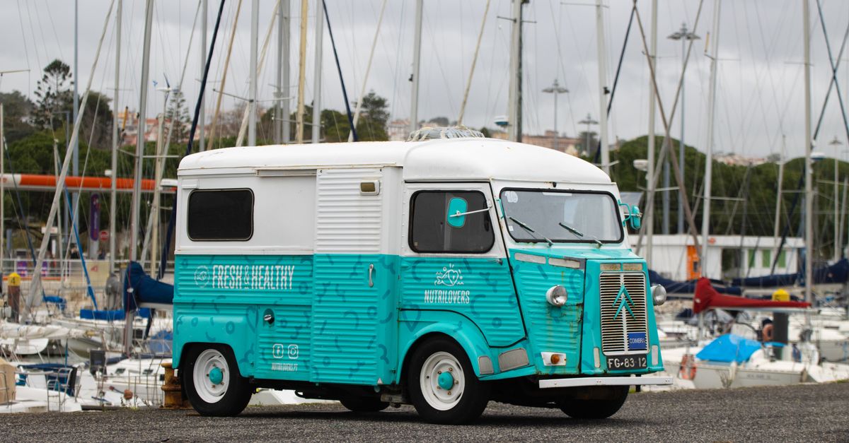 Crêpier ambulant sur le port de pêche de Lorient avec les chalutiers en arrière-plan